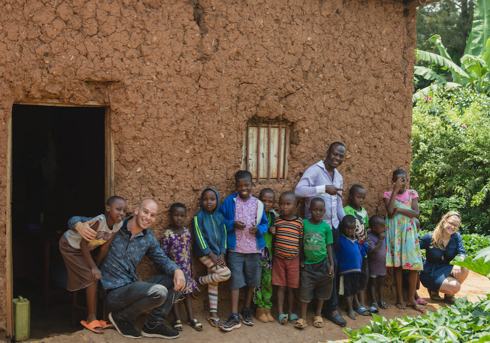 Neighbourhood children at the side of the home of one of Talking through Art's beneficiaries in Gashyekero (Kigali). Also pictured is founder Petr Kocnar, Floriode (first from left, the daughter of a TTA beneficiary), English teacher Placide, and volunteer Carolyn Simmons (furthest left). TTA is actively involved in improving the lives of the children of its members. They sponsor school fees of 20 children through donors and profits made from selling baskets. Without this sponsorship, the parents/guardians would not be able to send their children to school. Attending school requires purchasing a uniform, writing utensils, books and covering an annual fee.